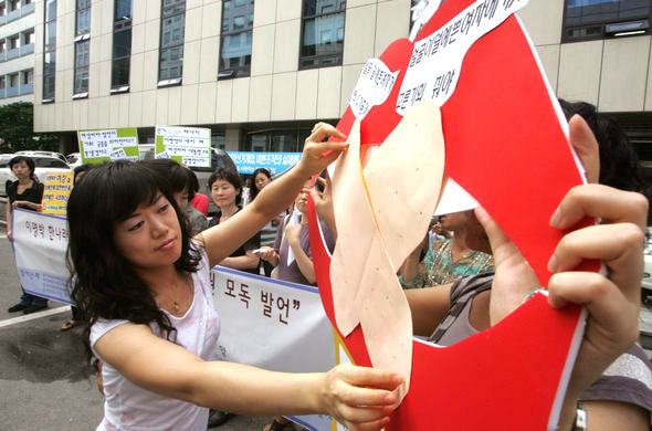 한국여성단체연합 등 여성단체 대표자들이 20일 오후 서울 여의도 한나라당사 앞에서 이명박 대선후보의 거듭되는 ‘여성 비하’ 발언을 규탄하며 입술 모형에 반창고를 붙이고 있다. 김종수 기자 <A href="mailto:jongsoo@hani.co.kr">jongsoo@hani.co.kr</A>