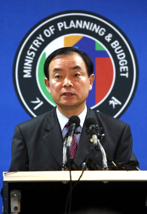 장병완 기획예산처 장관이 20일 오전 서울 반포동 기획예산처에서 열린 ‘2008년도 예산안’ 브리핑에서 기자들의 질문에 답변하고 있다. 신소영 기자 <A href="mailto:viator@hani.co.kr">viator@hani.co.kr</A>