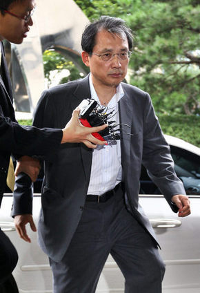 재소환된 변양균 전 청와대 정책실장이 21일 오전 서울 마포구 서울서부지검에 들어서고 있다. 김명진 기자 <A href="mailto:littleprince@hani.co.kr">littleprince@hani.co.kr</A>