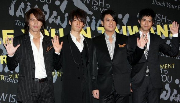21일 오후 신라호텔 라일락홀에서 열린 대만의 인기그룹 ‘F4‘의 기자회견에서 멤버들이 포즈를 취하고 있다. 22일 열리는 ‘2007 아시아송 페스티벌‘에 참가하는 그룹 F4는 10월 28일 타이완 교통부관광국의 주체로 타이완 타이페이 타이완대학중앙체육관에서 ‘F4 국제 팬미팅을 갖을 예정이다. 왼쪽부터 옌청쉬(言承旭), 우젠하오(吳建豪), 주샤오텐(朱孝天), 저우위민(周有民). 연합.