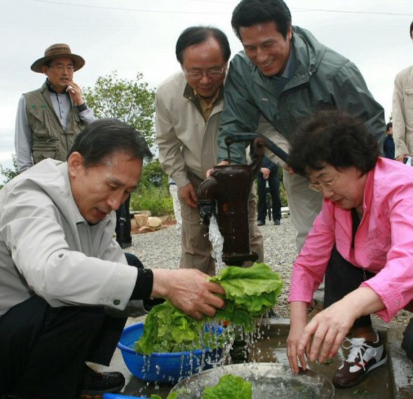 한나라당 이명박 대선후보가 22일 경기도 양평군 서면 양수리 친환경유기농 농장인 팔당생명살림을 방문, 유기농 상추를 씻고 있다. (서울=연합뉴스)