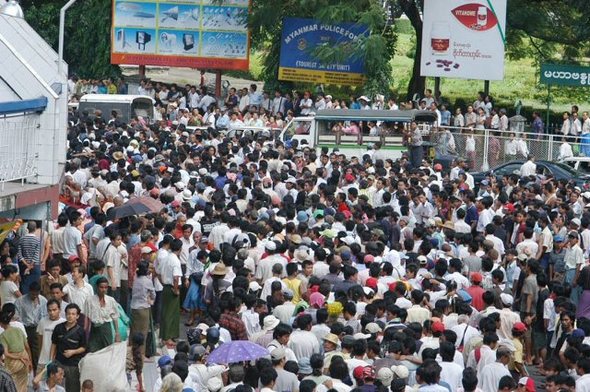 9월 25일, 미얀마 정부에 항의하는 군중들이 집회를갖고 있다.(사진.the Democratic Voice of Burma)