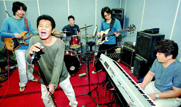 데뷔 30년 ‘사랑과 평화’ 8번째 음반