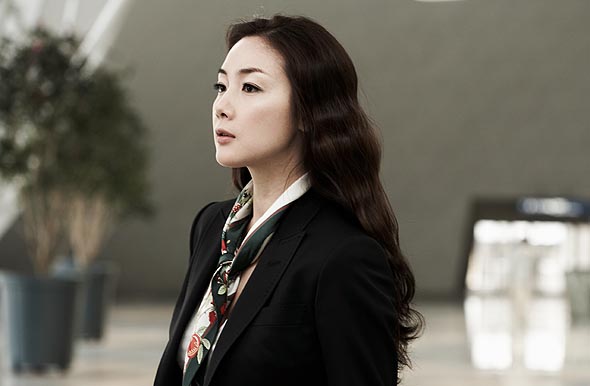 문화방송 드라마 에서 공항살림을 책임지는 운영본부 실장 ‘한도경’ 역을 맡은 최지우. 문화방송 제공