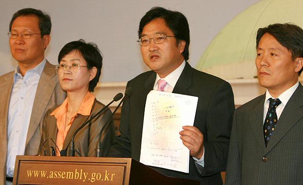 대통합민주신당 공정경선특별위원회 우원식 진상조사단장이 27일 국회에서 기자회견을 통해 정동영 후보측에 대해 제기된 `버스떼기‘ 등 충북지역 동원선거 의혹과 관련, 현장실사를 벌였으나 물증을 확보하지 못했다고 밝히고 있다. 연합뉴스