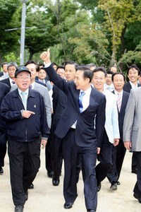 이명박 한나라당 후보(오른쪽)가 28일 오후 서울 성동구 서울숲 가족마당 상설무대에서 열린 ‘차 한잔의 대화 -그린코리아, 미래를 위한 약속’ 간담회 장소로 이동하며 시민들을 향해 엄지손가락을 치켜들고 있다. 이 행사에 ‘겨레의 숲’ 공동대표 자격으로 참석한 김성훈 상지대 총장(왼쪽)은 “이 후보가 국제적인 환경평가 전문가집단을 초청해서 한반도 대운하 계획의 평가를 받겠다고 하는데, 그들이 안 하는 게 좋겠다고 한다면 그것도 받아들이겠다는 말인지 밝혀 달라”며 이 후보와 논쟁을 벌였다. 김태형 기자 <A href="mailto:xogud555@hani.co.kr">xogud555@hani.co.kr</A>