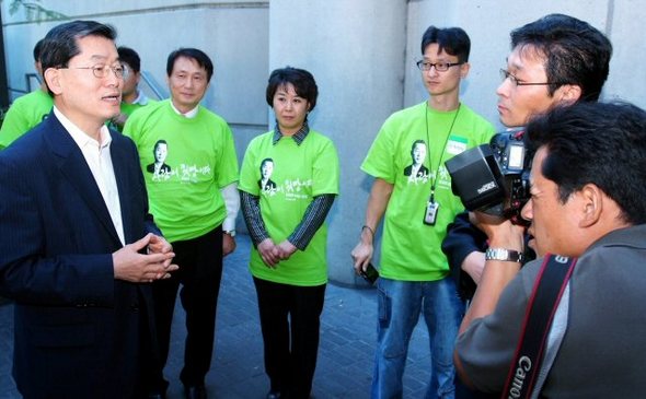 문국현 대선예비후보가 26일(미국 현지시간) 미국 LA국제공항에 도착, 현지 언론과 인터뷰를 하고 있다. (서울=연합뉴스)