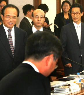 정상명(앞 뒷모습) 검찰총장 등이 참석한 가운데 1일 오전 서울 서초동 대검찰청 청사에서 열린 전국 고검장회의에서 정윤재 전 청와대 비서관 사건 수사를 지휘하고 있는 김태현(가운데) 부산지검장이 정 총장을 바라보고 있다. 김진수 기자 jsk@hani.co