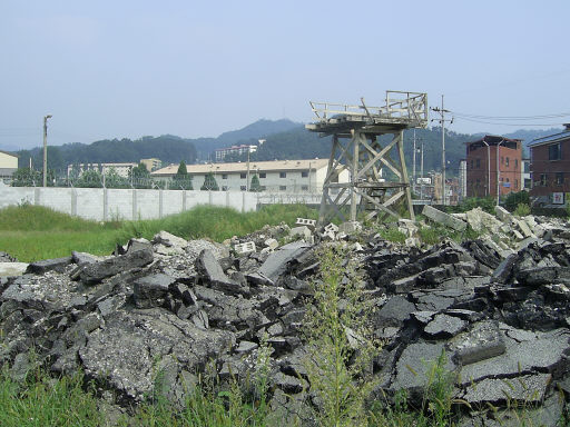 지난달 11일 담장이 헐린 경기 동두천시 보산동에 있는 주한미군 2사단의 캠프 케이시 자투리 땅 3천여㎡에는 미군 쪽에서 버린 것으로 보이는 폐아스콘 등 건축 폐기물들이 쌓여 있다. 동두천시민연대 제공