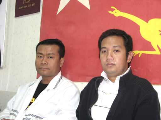 버마민족민주동맹(NLD) 한국지부의 르윈(42·왼쪽) 부회장과 조모아(35) 집행위원이 경기 부천시에 있는 동맹 사무실에 앉아 있다. 뒤로는 미얀마(버마)의 자유를 상징하는 황금공작기가 걸려 있다. 노현웅 기자 goloke@hani.co.kr