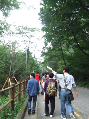 성적 소수자 인권단체인 ‘친구사이’가 3일 청소년 동성애자 인권을 위한 교사 지침서 재발간 기금을 마련하고자 후원행사로 ‘남산을 걷다’를 열었다. 