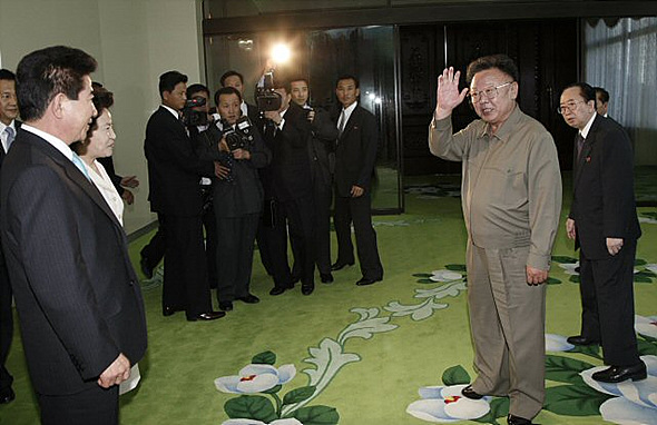 2007 남북정상회담 마지막날인 4일 오후 평양 백화원 영빈관에서 열린 환송오찬에서 오찬을 마친 노무현 대통령과 김정일 국방위원장이 작별의 인사를 하고 있다. -청와대 사진기자단 2007 남북정상회담 마지막날인 4일 오후 평양 백화원 영빈관에서 열린 환송오찬에서 오찬을 마친 노무현 대통령과 김정일 국방위원장이 작별의 인사를 하고 있다. -청와대 사진기자단