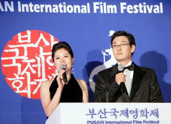 4일 저녁 수영만 요트경기장 야외특설무대에서 열린 ‘제12회 부산국제영화제‘개막식에서 장준환감독과 영화배우 문소리 부부가 개막식 사회를 보고 있다.4일부터 12일까지 열리는 ‘제12회 부산국제영화제‘는 개막작으로 선정된 펑 샤오강 감독의 영화 ‘집결호‘와 폐막작인 안노 히데아키, 마사유키, 쓰루마키 가츠야 감독의 애니메이션 ‘에반게리온 신극장판:서(序)‘를 비롯해 64개국 275편의 영화가 상영돼 아시아 최고 영화제의 명성을 이어갈 것으로 보인다. 연합
