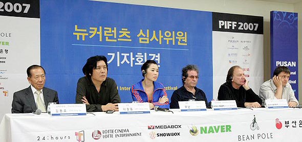 부산국제영화제 뉴커런츠 심사위원 기자회견이 열린 5일 오전 해운대 스펀지 컨퍼런스룸에서 김동호 집행위원장(왼쪽부터)과 이창동감독, 중국배우 위난, 심사위원장 다리우스 메흐르지, 고란 파스칼리에비치 감독, 크리스티안 문쥬감독이 취재진의 질문을 듣고 있다. 부산/연합뉴스
