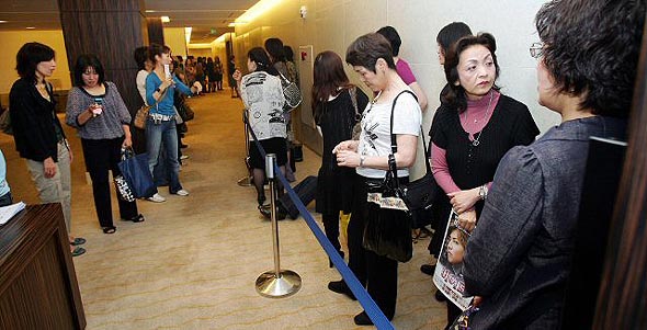 기무라 다쿠야 보기위해 모인 일본 팬들= 5일 오전 해운대 파라다이스 호텔에서 열린 영화 ‘히어로‘의 기자회견장을 찾은 일본팬들이 입구에 줄 서 있다. 부산/연합뉴스