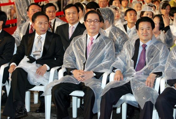 이명박 한나라당 대선후보와 권영길 민주노동당 대선후보, 정동영 대통합민주신당 경선후보가 4일 오후 부산 수영만요트경기장에서 열린 제12회 부산국제영화제 개막식에 나란히 참석, 무대를 바라보고 있다. (부산=연합뉴스)