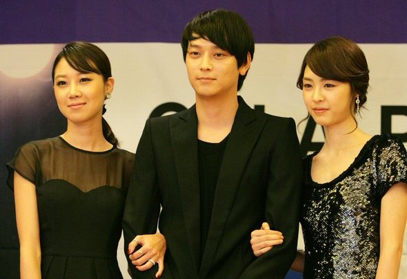 6일 오후 해운대 파라다이스호텔에서 열린 영화 ‘M‘기자회견에서 주연배우 공효진(왼쪽부터),강동원, 이연희가 포즈를 취하고 있다. 연합뉴스