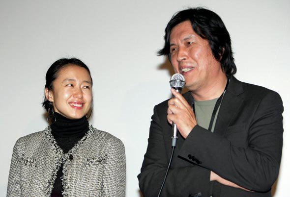 지난 7일 저녁 제12회 부산국제영화제가 열리고 있는 해운대 메가박스에서 열린 영화 <밀양>의 관객과의 대화에서 배우 전도연이 이창동감독의 말을 들으며 미소짓고 있다. 부산/연합뉴스 지난 7일 저녁 제12회 부산국제영화제가 열리고 있는 해운대 메가박스에서 열린 영화 <밀양>의 관객과의 대화에서 배우 전도연이 이창동감독의 말을 들으며 미소짓고 있다. 부산/연합뉴스