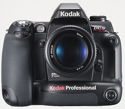 코닥이 2003년 발매했던 DSLR 'Pro 14N'. 1:1 바디여서 캐논 1Ds와 함께 가장 고급형이었다. 불과 4년전 모델인데 지금은? 일부 코닥 팬들말고는 아무도 기억 못하는 비운의 모델로 멸종되고 말았다. /한겨레 블로그 具本氏 코닥이 2003년 발매했던 DSLR 'Pro 14N'. 1:1 바디여서 캐논 1Ds와 함께 가장 고급형이었다. 불과 4년전 모델인데 지금은? 일부 코닥 팬들말고는 아무도 기억 못하는 비운의 모델로 멸종되고 말았다. /한겨레 블로그 具本氏