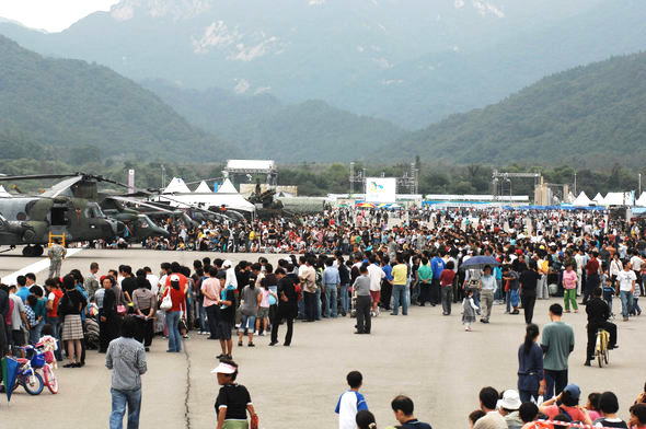 지난 7일 충남 계룡시 계룡대 임시활주로에서 열린 지상군페스티발 무기전시회에서 활주로를 가득 메운 관람객들이 헬리콥터에 대한 설명을 듣고 있다. 육군본부 제공 igsong@hani.co.kr
