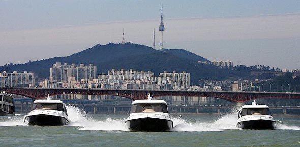 8일 첫 선을 보인 수상 콜택시가 서울 남산을 뒤로 한 채 물보라를 일으키며 달리고 있다. 뚝섬에서 여의도까지 15분 만에 주파할 수 있는 수상 콜택시는 오는 11일부터 본격적인 운영에 들어간다. 연합뉴스