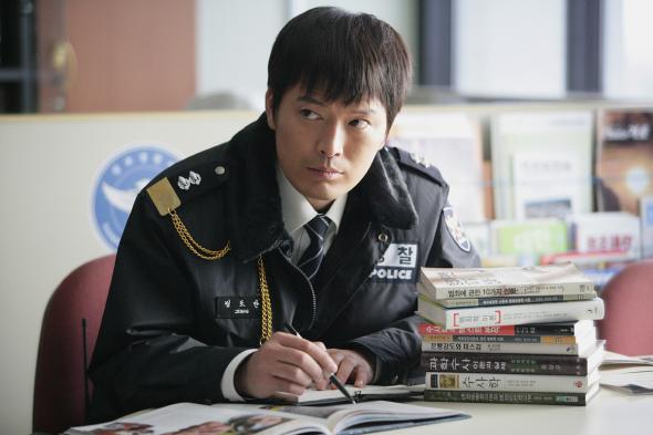 언제나 무표정한 경찰 정도만 