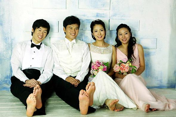 박지성이 13년 지기 절친한 친구 정경호의 웨딩 촬영에 들러리로 나섰다. 사진은 한국에 머물던 박지성이 지난달 27일 서울 중곡동 PCM 스튜디오에서 9시간 동안 진행된 정경호의 웨딩촬영에 참석, 함께 사진찍는 모습. PCM 스튜디오 제공=연합