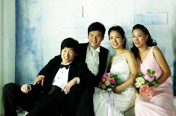 박지성이 13년 지기 절친한 친구 정경호의 웨딩 촬영에 들러리로 나섰다. 사진은 한국에 머물던 박지성이 지난달 27일 서울 중곡동 PCM 스튜디오에서 9시간 동안 진행된 정경호의 웨딩촬영에 참석, 함께 사진찍는 모습. PCM 스튜디오 제공=연합