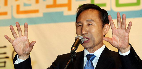 한나라당 이명박 대통령 후보가 9일 오후 국회에서 진수희 의원 주최로 열린 육아선진화포럼 비전선포식에서 기조강연을 하고 있다. 연합뉴스