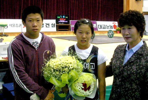 성고은(가운데·원주여고)이 전국체육대회 여고부 역도 48㎏급에서 금메달을 딴 뒤 3분 먼저 태어난 쌍둥이 오빠이자 같은 역도선수인 성현능(왼쪽·강원체고), 어머니 이순옥씨와 기념촬영을 했다.