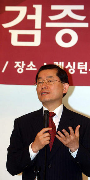 문국현 대선 예비후보가 11일 오후 서울 여의도 렉싱턴호텔에서 ‘문국현을 검증한다’ 미니청문회에서 인사말을 통해 부동산과 보유주식, 스톱옵션, 기부금 내역 등 재산 주요 내역을 자세히 설명하고 있다. 김태형 기자 <A href="mailto:xogud555@hani.co.kr">xogud555@hani.co.kr</A>