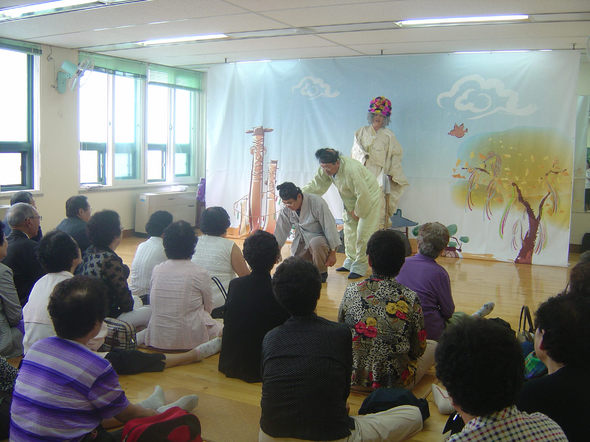 청주지역 노인들로 이뤄진 청노 노인연극단이 11일 청주 성심양로원을 찾아 창작극 <쪽빛 황혼>을 선보이고 있다.청주노인종합복지관 제공.