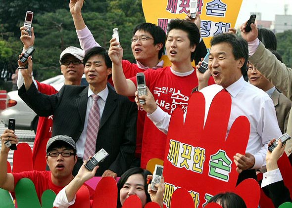 대통합민주신당 손학규 후보가 11일 대구 범어네거리에서 자원봉사자들과 함께 휴대전화를 흔들며 모바일투표 참여를 호소하는 캠페인을 벌이고 있다. 대구/연합뉴스