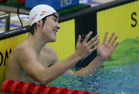 박태환이 11일 광주 염주수영장에서 열린 제88회 전국체육대회 수영 남고부 자유형 200m 결승에서 1위로 골인한 뒤 밝은 표정을 짓고 있다. 광주/연합뉴스