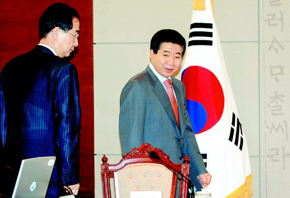 노무현 대통령이 12일 오전 청와대 여민관에서 열린 ‘남북 정상선언 이행 종합대책위’ 첫 회의를 주재하러 회의실로 들어서고 있다. 청와대 사진기자단