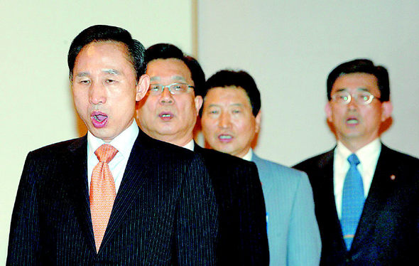 이명박 한나라당 대선후보 등이 12일 국회 의원회관에서 열린 전국위원회에서 애국가를 부르고 있다. 왼쪽부터 이 후보, 강재섭 대표, 안상수 원내대표, 이한구 정책위의장. 김태형 기자.
