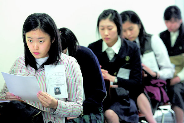 2008학년도 대학 입시에서는 영어 면접의 비중이 높아질 전망이다. 학교별로 실시되는 영어면접 시험의 유형을 파악해 효율적인 대비를 해야 할 시점이다. 사진은 2007학년도 숙명여대에서 면접 시험 직전 응시생들이 수험생 대기실에서 준비하고 있는 모습이다. 한겨레 이정아 기자 <a href=mailto:leej@hani.co.kr>leej@hani.co.kr</a>