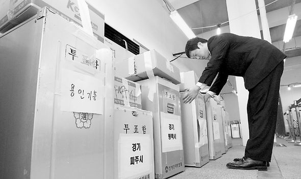 대통합민주신당 경선이 치러진 14일, 당 자체 관리분 투표용지가 담긴 투표함들이 밀봉된 채 서울 영등포 한반도전략연구원(옛 열린우리당 당사)에 도착하자 당 관계자가 이를 살펴보고 있다. 신소영 기자 viator@hani.co.kr