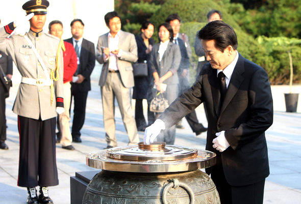 정동영 대통합민주신당 대통령후보가 16일 오전 서울 동작동 국립현충원 충혼탑 앞에서 분향하고 있다. 김태형 기자 xogud555@hani.co.kr