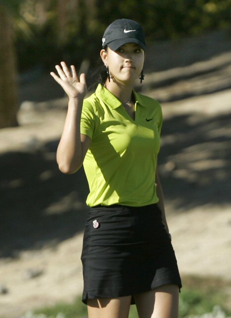 위성미가 14일 캘리포니아주 팜 데저트의 빅혼 골프 클럽에서 벌어진 LPGA 삼성 챔피언십 골프 토너먼트 최종 라운드중 3번째 홀에서 버디를 기록한뒤 손을 흔들고 있다. AP 연합