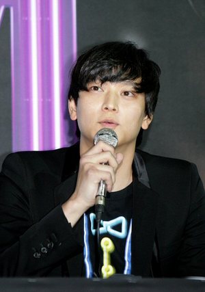 강동원, 이명세 감독님만의 색깔이 있는 영화 ‘M’ - 16일 오후 코엑스 메가박스에서 열린 영화 ‘M’의 언론시사회에서 극중 민우역을 맡은 영화배우 강동원이 취재진의 질문에 답하고 있다. (연합뉴스)