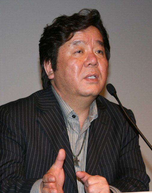 심형래 감독이 16일(현지시간) 로스앤젤레스 퍼시픽 디자인 센터에서 열린 `2007 디콘 할리우드 및 수출상담회에서 영화 `디 워‘ 제작을 통해 경험한 할리우드 실태를 전하며 미국에 진출하려는 한국 업체들이 충분한 준비과정을 거쳐 좋은 아이템과 기획력으로 과감하게 도전할 것을 주문하고 있다. 로스앤젤레스/연합뉴스