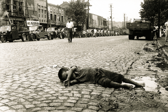 1956년 서울 염천교 근처 길바닥에 누운 한 소년. 그 해 정범태 사진가는 사진 모임 '신선회'에서 리얼리즘 사진을 본격적으로 연구했다.