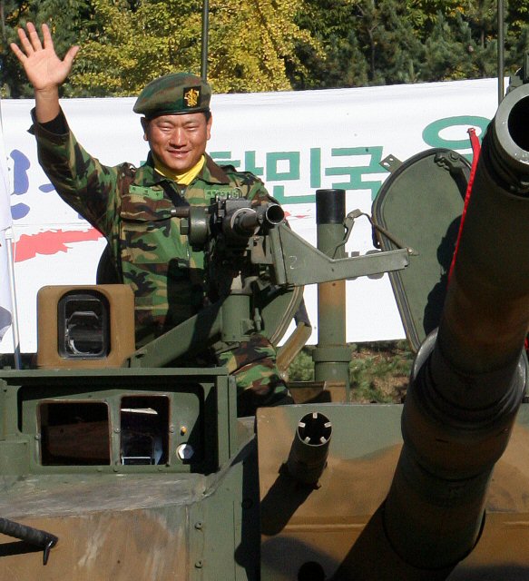 프로골퍼 최경주 선수가 18일 수도방위사령부를 방문, k-1 전차를 시승하고 있다. 연합뉴스.