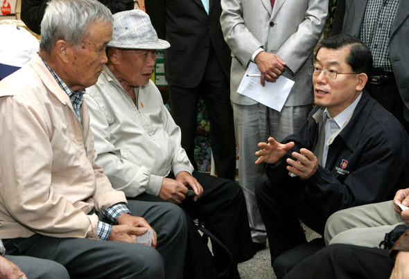 문국현 대선 예비후보가 19일 오후 서울 종로구 경운동 서울노인복지센터를 방문해 노인들과 노인복지정책에 대해 이야기하고 있다. 강재훈 선임기자 <A href="mailto:khan@hani.co.kr">khan@hani.co.kr</A>