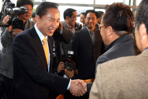 이명박 한나라당 대통령후보가 19일 오전 서울 종로구 평창동 토탈미술관에서 문화예술인들을 상대로 연 ‘차 한잔의 대화’ 간담회에서 김영세 이노디자인 대표와 악수하고 있다. 김태형 기자 <A href="mailto:xogud555@hani.co.kr">xogud555@hani.co.kr</A>