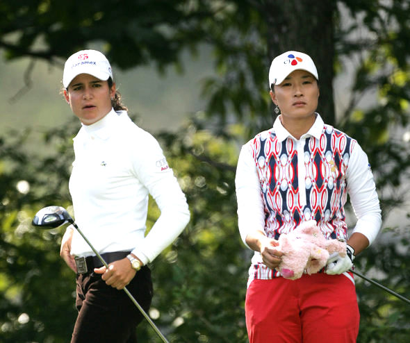 동상이몽? 미국여자프로골프(LPGA) 투어 하나은행-코오롱 챔피언십 1라운드에서 같은 조에 속한 로레나 오초아(왼쪽)와 박세리(CJ)가 티샷을 하기 전에 자못 심각한 표정으로 페어웨이를 살피고 있다. 한국여자프로골프협회 제공