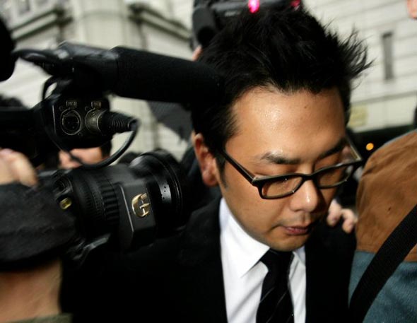 탤런트 이찬씨가 19일 오전 서울중앙지법에서 선고공판을 마치고 법원을 나서고 있다. 연합뉴스