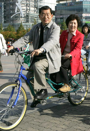 창조한국당(가칭)의 문국현 대선 예비후보가 21일 오후 일산 정발산역 미관광장에서 열린 '문국현의 사람속으로' 행사에 참가해 부인 박수애씨와 함께 자전거를 타며 가족과 함께 즐기는 휴식의 필요성을 행동으로 보여주고 있다. 강재훈 선임기자 <A href="mailto:khan@hani.co.kr">khan@hani.co.kr</A>