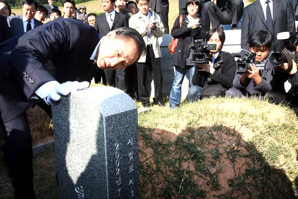 5·18 묘역 참배 / 이명박 한나라당 대통령후보가 22일 오전 광주 국립5·18민주묘지를 방문해 묘역을 둘러보고 있다. 광주/김태형 기자 xogud555@hani.co.kr